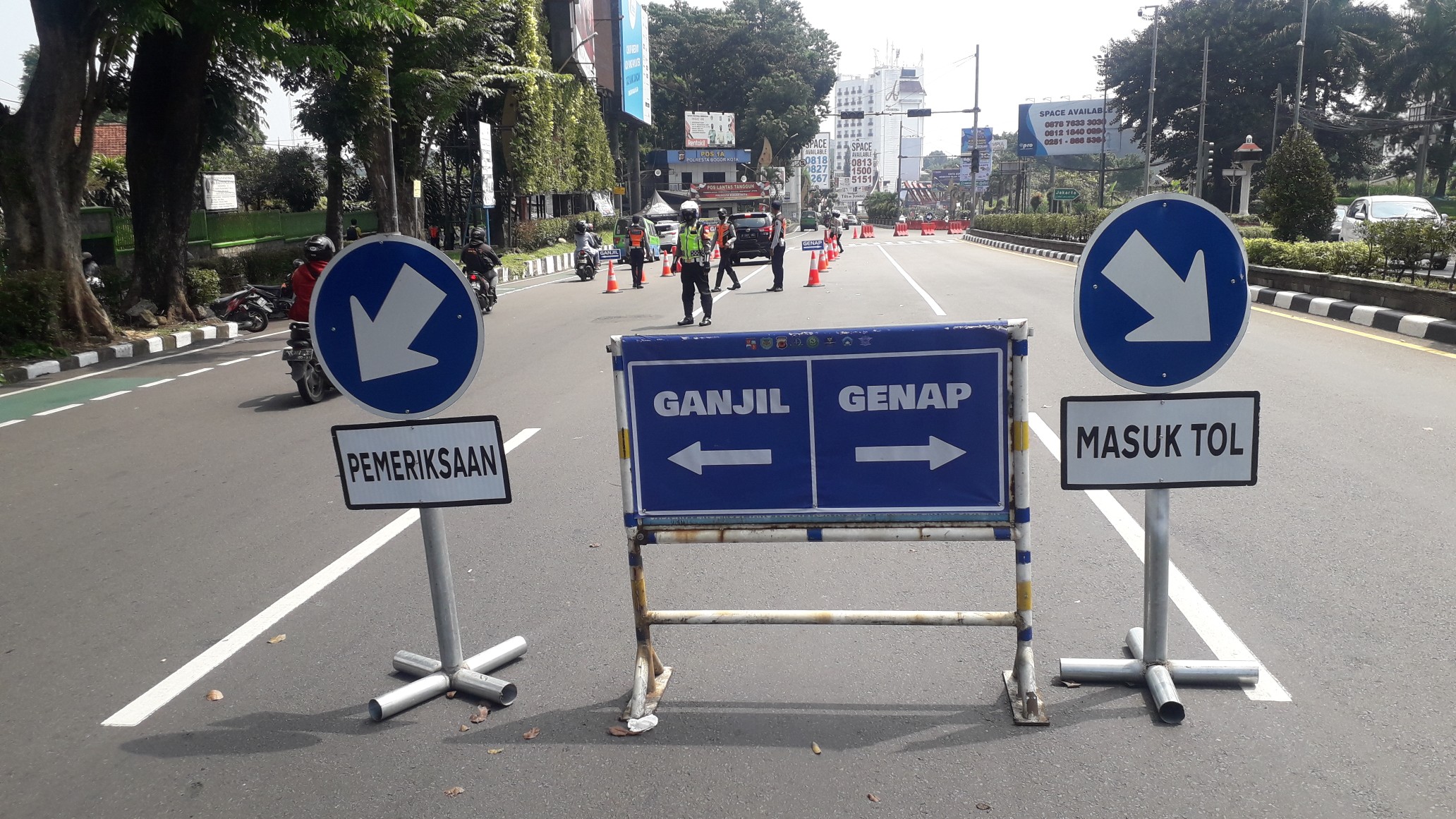 suasana-penyekatan-ganjil-genap-di-simpang-baranangsiang.jpg
