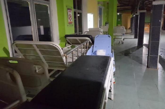 tempat-tidur-pasien-di-depan-lorong-gedung.jpg