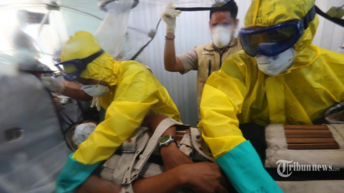 tim-medis-mengevakuasi-seorang-penumpang-kapal-laut-yang-diduga-terinfeksi-virus-corona.jpg