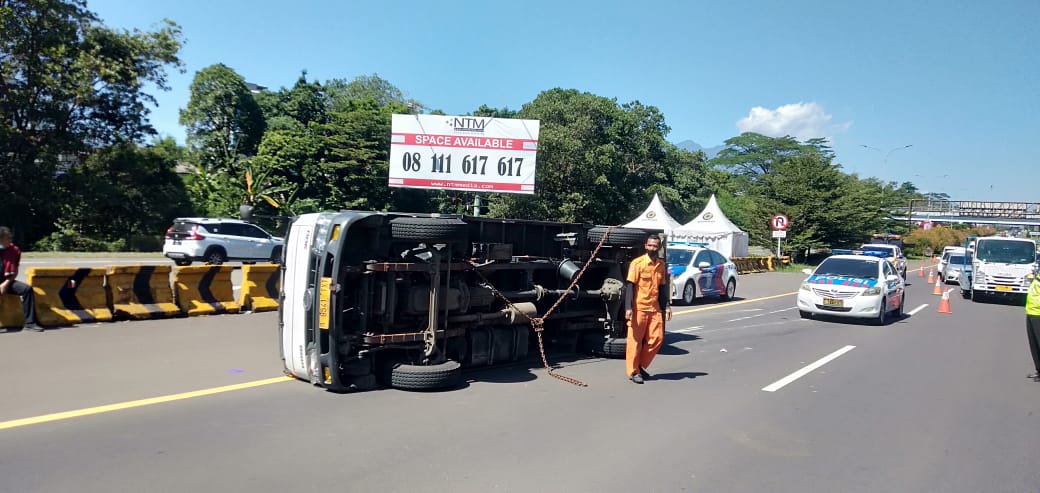 Truk Bermuatan Sembako Terguling di Tol Jagorawi, Polisi Ungkap Penyebabnya