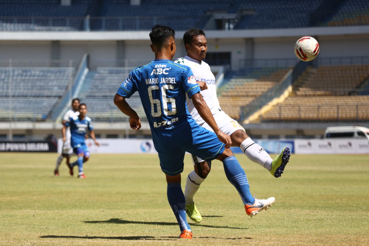 uji-coba-persib-bandung-vs-persikabo-1973-di-stadion-gelora-bandung-lautan-api.jpg