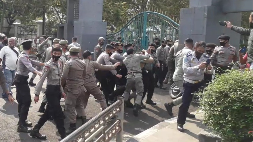 Demo Depan Kantor Bupati Bogor Berakhir Ricuh, Dua Mahasiswa Diduga Terluka