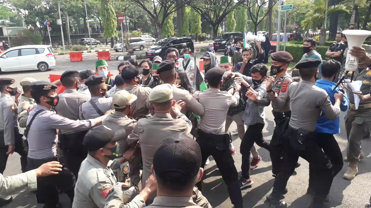 unjuk-rasa-mahasiswa-di-depan-gerbang-ricuh.jpg