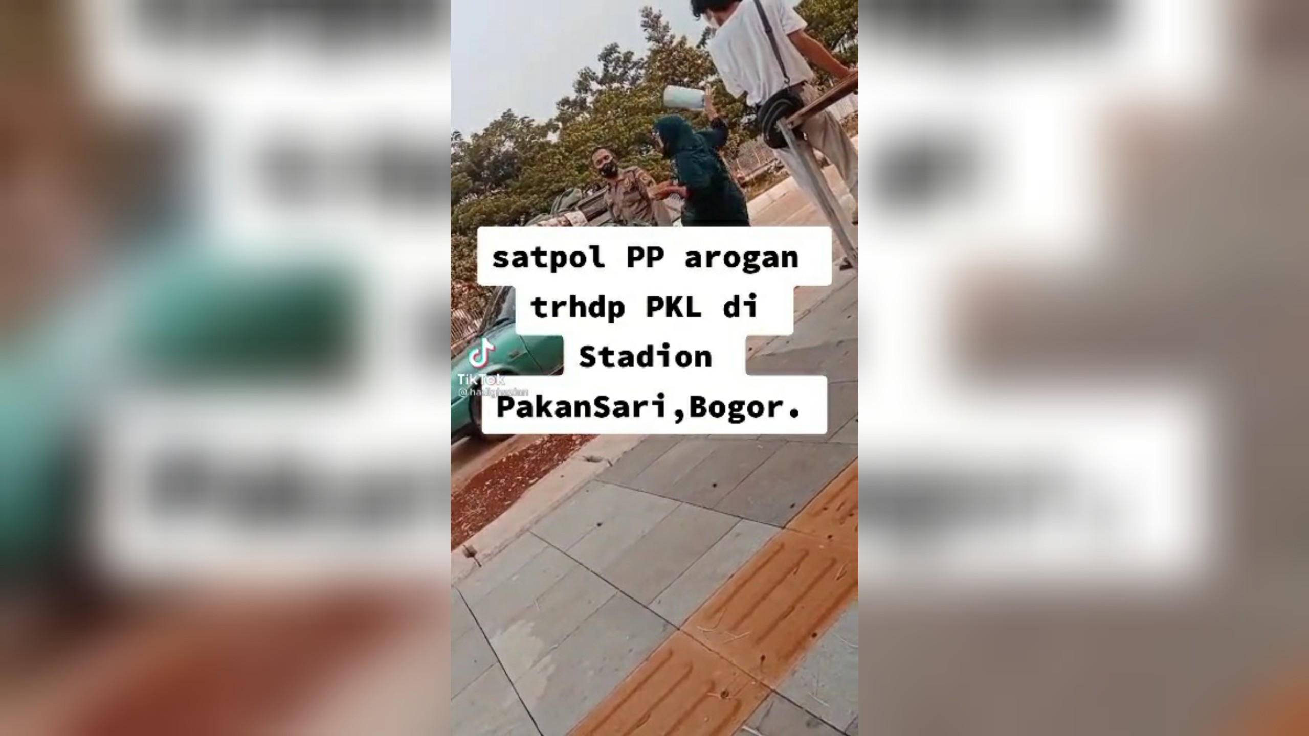 Viral Petugas Satpol PP Bersitegang dengan PKL di Pakansari Bogor, Pria Berkaus Putih Didorong