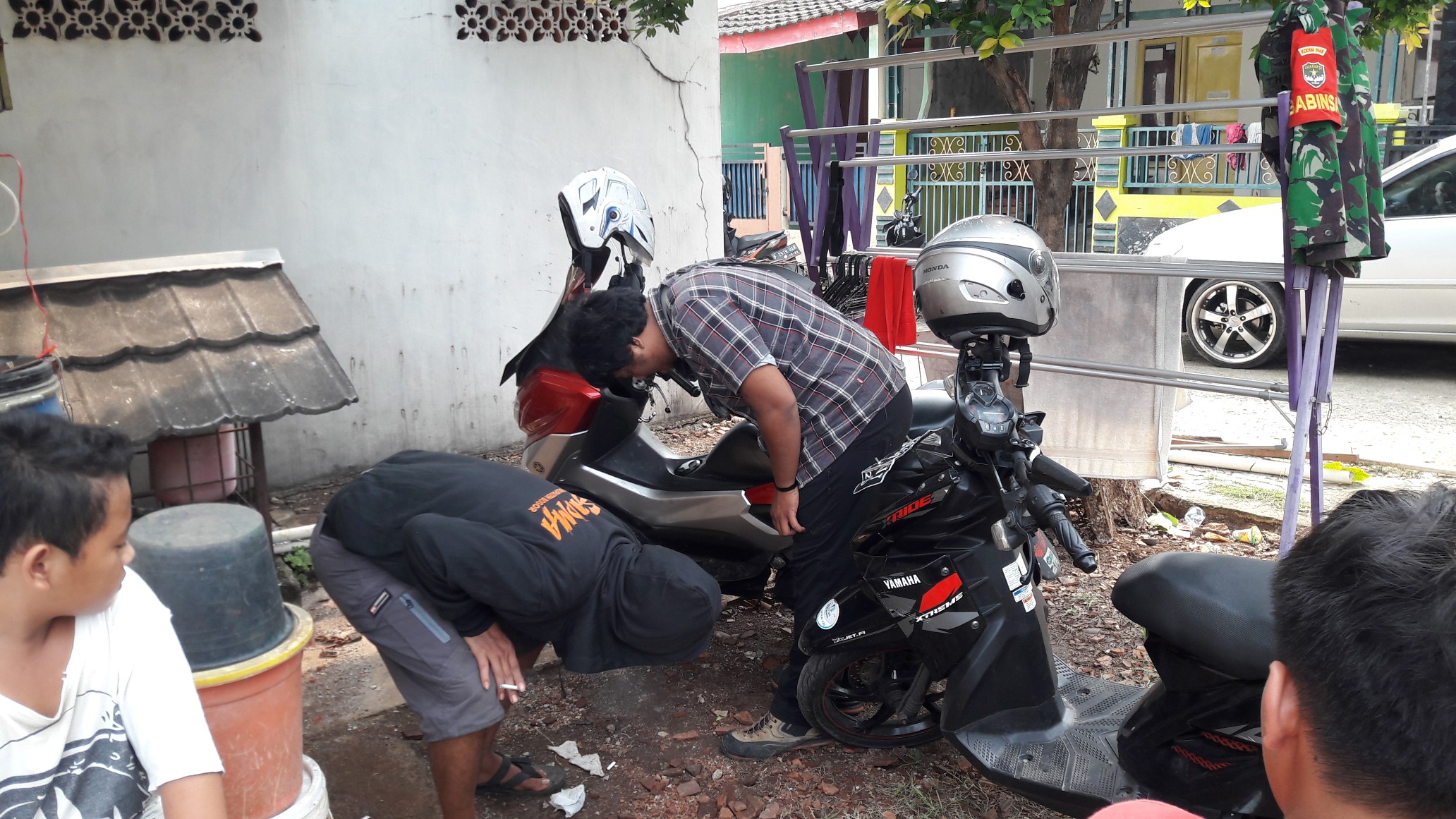warga-mencari-ular-kobra-yang-sempat-berjalan-didekat-motor-seorang-jurnalis.jpg