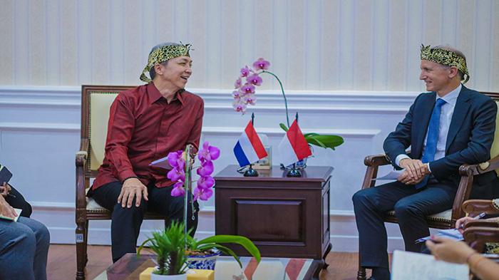 Jajaki Kerjasama Sejarah Kolonial, Dedie Rachim dan Dubes Belanda Tampil Kompak Pakai Totopong