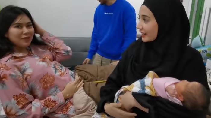 Zaskia Sungkar Baper Gendong Bayinya Syahnaz, Istri Irwansyah Ucap Doa Sambil Sebut Nama Calon Anak