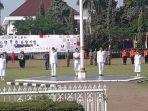 5-orang-paskibra-tengah-bertugas-mengibarkan-bendera-merah-putih-saat-upacara-hut.jpg