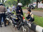 Anggota-Satlantas-Polres-Bogor-saat-menindak-pengendara.jpg