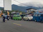 Angkot-sedang-menunggu-penumpang-di-depan-Rest-Area-Gunung-Mas-Puncak.jpg