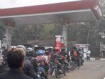 Antrean-kendaraan-di-SPBU-wilayah-Jalan-Raya-Parung.jpg