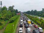 Antrean-kendaraan-yang-terjadi-pada-Exit-Tol-Bogor-Rabu-452022.jpg