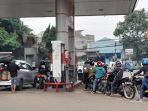 Antrian-kendaraan-kendaraan-untuk-mengisi-BBM-bersubsidi-di-SPBU.jpg