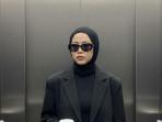 Berikut-cara-edit-foto-berdiri-di-dalam-lift-menggunakan-prompt-menggu.jpg