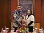 Bupati-Bogor-Rudy-Susmanto-mengapresiasi-Sutradara-Film-Mama.jpg