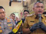 Bupati-Bogor-Rudy-Susmanto-meninjau-gudang-produksi-pemalsuan-MinyaK.jpg