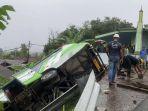 Bus-pariwisata-terperosok-timpa-rumah-warga-di-Jalan-Alternatif-Citeko.jpg