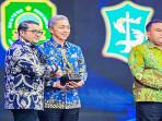 Dedie-Rachim-dapat-piala.jpg