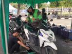 Driver-ojol-di-Kabupaten-Bogor-mengantre-oli-gratis-yang-diadakan-oleh-DPD-KNPI.jpg