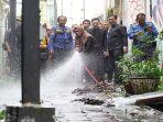 Kerahkan Mobil Damkar,  Sekda Pimpin Pembersihan Gang Roda Suryakencana Bogor Biar Kinclong