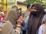 Ibu-angkat-Arya-Saputra-mencium-foto-almarhum.jpg
