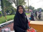 Imel-penjual-es-teh-yang-daganganya-diborong-oleh-Pemerintah-Kabupaten-Bo.jpg