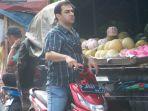 Imigran-Puncak-beli-buah.jpg