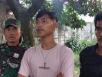 Irwan-tengah-didampingi-Babinsa-dan-RT-setempat-usai-pemakaman-di-Cibinong-Kabupa.jpg