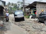 Jalan-Raya-Sukaresmi-terlihat-rusak-dan-berlubang-1542022.jpg