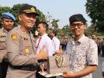 Kapolres-Bogor-AKBP-Rio-Wahyu-Anggoro-memberikan-penghargaan-umroh.jpg