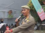 Kasi-Trantib-Kecamatan-Cisarua-Komarudin-saat-Berikan-Arahan-Kepala-Linmas.jpg