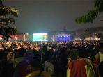 Kemeriahan-Nobar-Timnas-Indonesia-Vs-China-di-area-Stadion-Pakansari-Kecamata.jpg