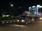 Kendaraan-bak-terbuka-mengangkut-rombongan-takbir-keliling-di-jalur-Puncak-Bogor.jpg