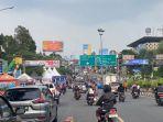 Kendaraan-memasuki-kawasan-Puncak-terpantau-dari-Simpang-Gadog.jpg