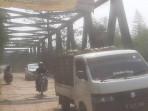 Kendaraan-yang-melintas-di-Jembatan-Leuwiranji-Kecamatan-Rumpin.jpg