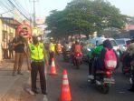 Kepolisian-Polsek-Gunungputri-Bogor-sedang-amankan-lalu-lintas-di-Jalan-Transyogi.jpg