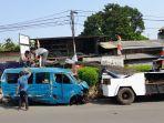 Kondisi-mobil-angkot-yang-ringsek-usai-tertabrak-Commuter-Line.jpg