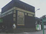 Masjid-Jami-Al-Majid-yang-menyerupai-kabah.jpg