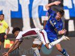 Mateo-Kocijan-kanan-berduel-dengan-pemain-PSM-Makassar.jpg
