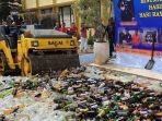 Minuman-keras-miras-beralkohol-hasil-razia-petugas-gabungan-dimusnahkan-di-Mako.jpg