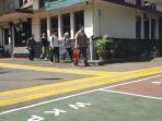 Momen-keluarga-Arya-Saputra-yang-menunggu-persidangan-di-PN-Kota-Bogor-Rabu-3152023.jpg