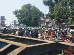 Momen-para-pengendara-menggerutu-saat-evakuasi-boks-kontainer.jpg