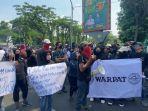 PKL-Puncak-dan-mahasiswa-menggelar-aksi-unjuk-rasa.jpg
