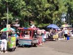 PKL-berjualan-saat-uji-coba-car-free-day-kedua-di-area-Lapangan-Tegar-Beriman-Kecamat.jpg
