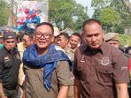 PLT-Bupati-Bogor-Iwan-Setiawan-Gunakan-Selendang-dari-salah-satu.jpg