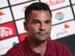Pelatih-Persija-Carlos-Pena-dalam-konferensi.jpg