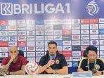 Pelatih-Persija-Jakarta-Carlos-Pena-tengah.jpg