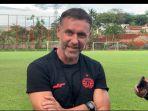 Pelatih-Persija-Thomas-Doll-saat-sesi.jpg