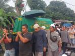Pemakaman-Almarhum-Aji-salah-satu-korban-kecelakaan-mobil-rombongan-besan-masuk-j.jpg