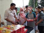 Pembagian-takjil-gratis-dari-Pemkab-Bogor-di-depan-Komplek-Pemerintahan.jpg